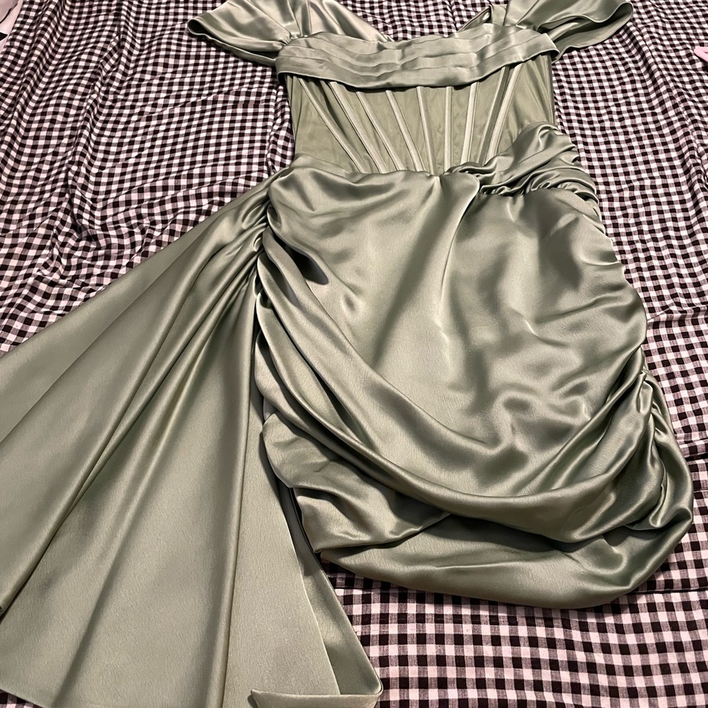 Elegant Green Off-Shoulder Dress